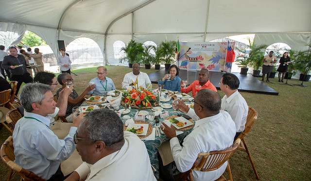 President Tsai hosts luncheon in St. Christopher and Nevis for local political figures and Taiwan tourism industry mission