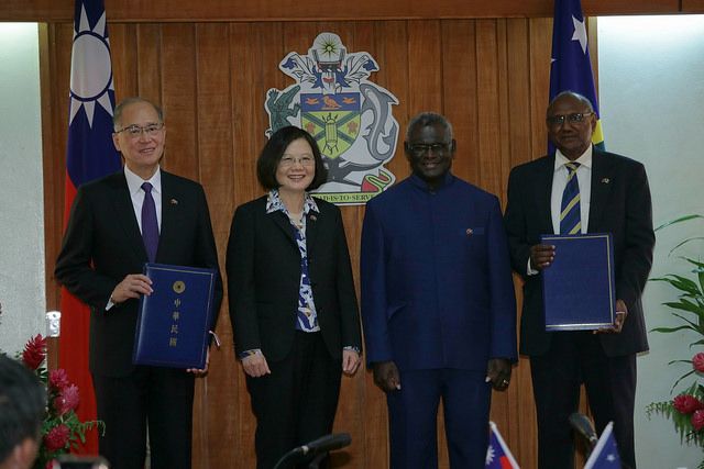 President Tsai witnesses the signing of a MOU on police cooperation between taiwan and the Solomon Islands.
