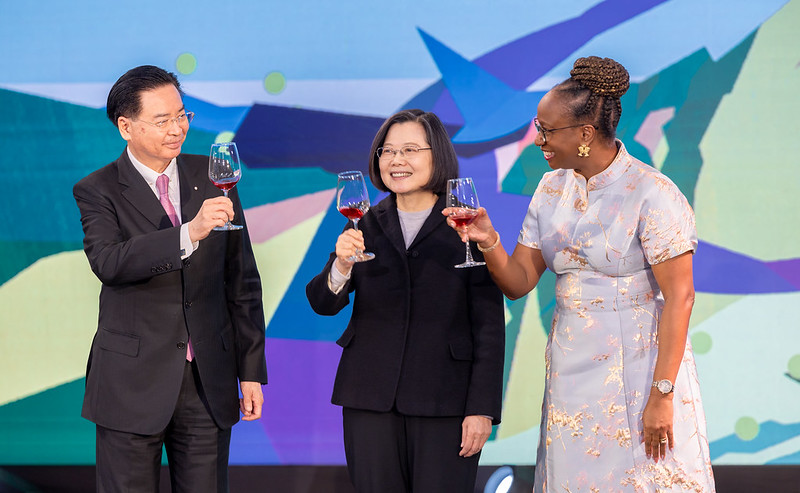 President Tsai Ing-wen raises her glass at the Ministry of Foreign Affairs 2024 Spring Banquet.