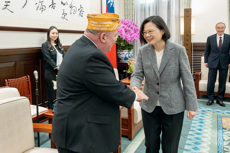 President Tsai Ing-wen shakes hands with American Veterans National Commander William Clark.