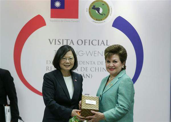 After their meeting, President Tsai exchanges gifts with Secretary General Victoria Marina Velasquez de Aviles of the Central American Integration System (SICA).