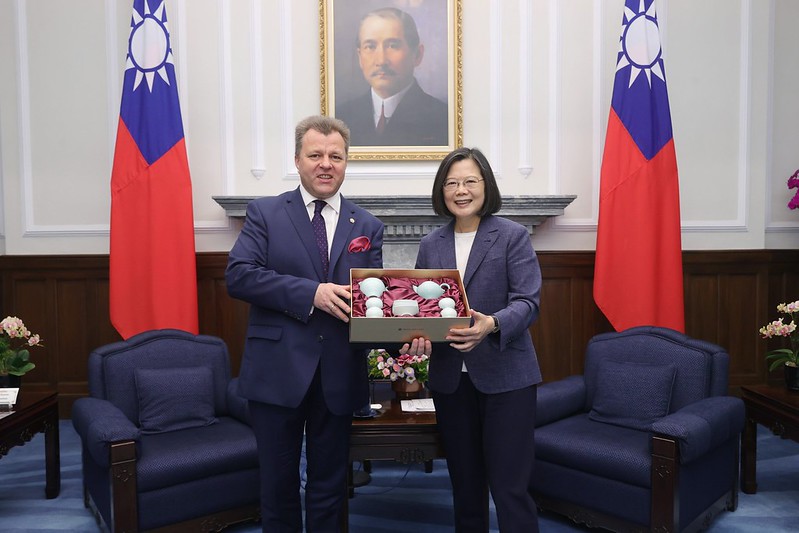 President Tsai Ing-wen presents former Vice-Minister of Foreign Affairs Mantas Adomėnas of the Republic of Lithuania with a gift.