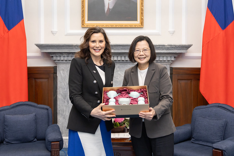 President Tsai Ing-wen presents Michigan Governor Gretchen Whitmer with a gift.