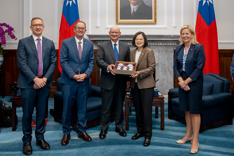 President Tsai Ing-wen presents Australian Member of Parliament Shayne Neumann with a gift.
