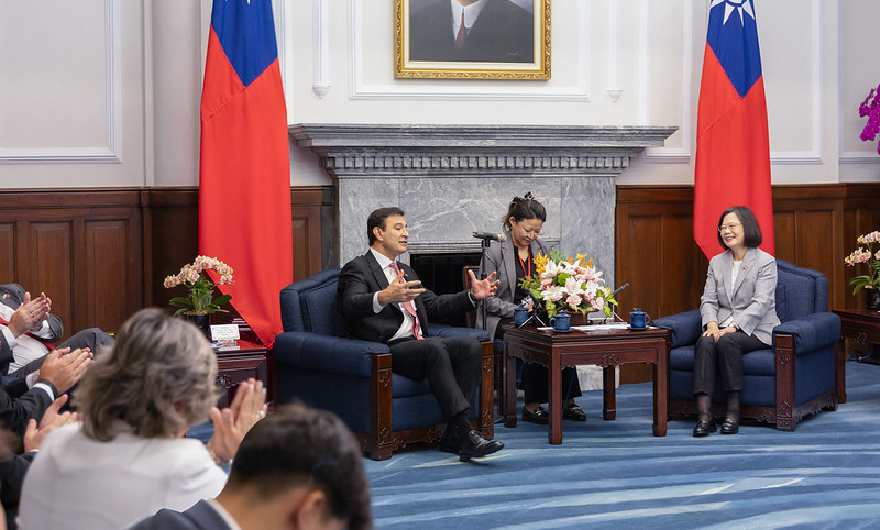 President Tsai Ing-wen exchanges views with Congress and Senate President Silvio Adalberto Ovelar Benítez of the Republic of Paraguay.