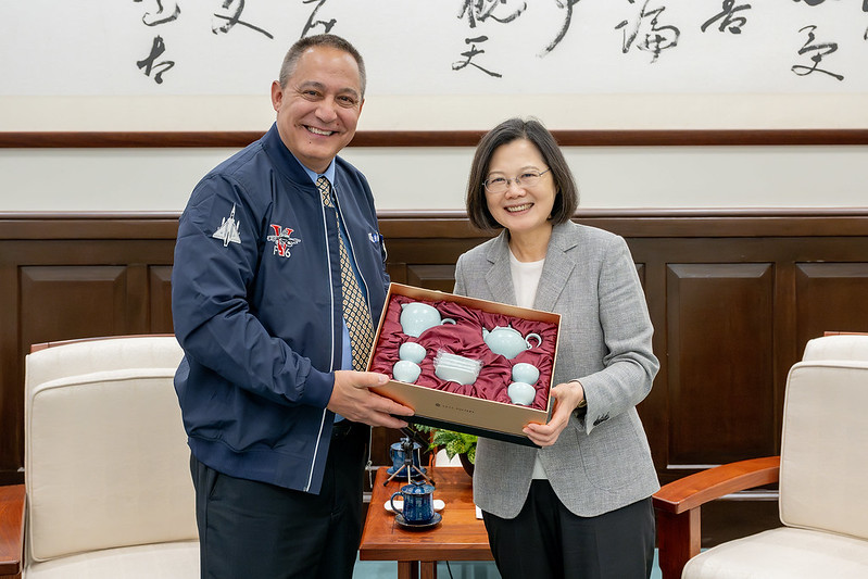 President Tsai Ing-wen presents US Veterans of Foreign Wars Commander-in-Chief Duane Sarmiento with a gift.