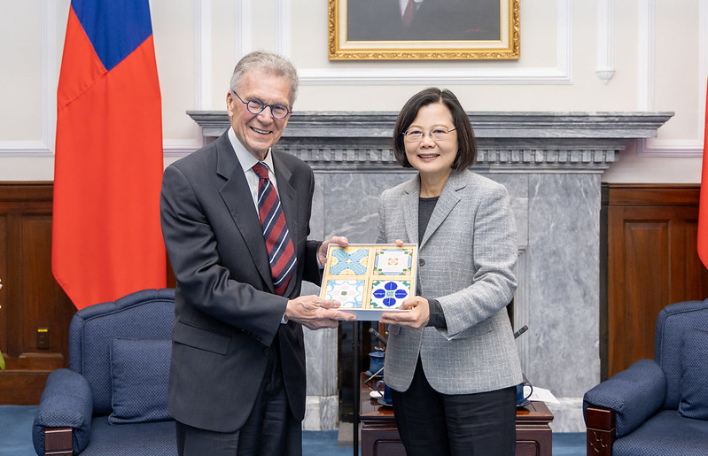 President Tsai Ing-wen presents Center for American Progress Chair Thomas Daschle with a gift.