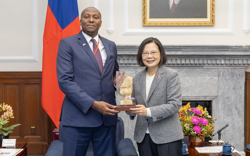 President Tsai Ing-wen presents Prime Minister of the Kingdom of Eswatini Russell Dlamini with a gift.