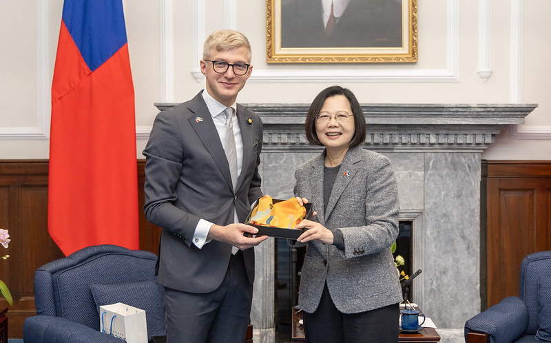 Chairman Kristo Enn Vaga of the Riigikogu's Estonia-Taiwan Support Group presents President Tsai Ing-wen with a gift.