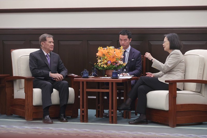 President Tsai exchanges views with former Speaker of Parliament of Singapore Abdullah Tarmugi.