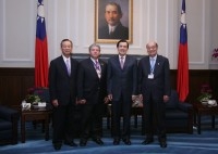 President Ma meets with International Real Estate Federation (FIABCI) World President Luis Correa-Bahamon and the winners of the FIABCI-Taiwan Real Estate Excellence 2008 Awards. 