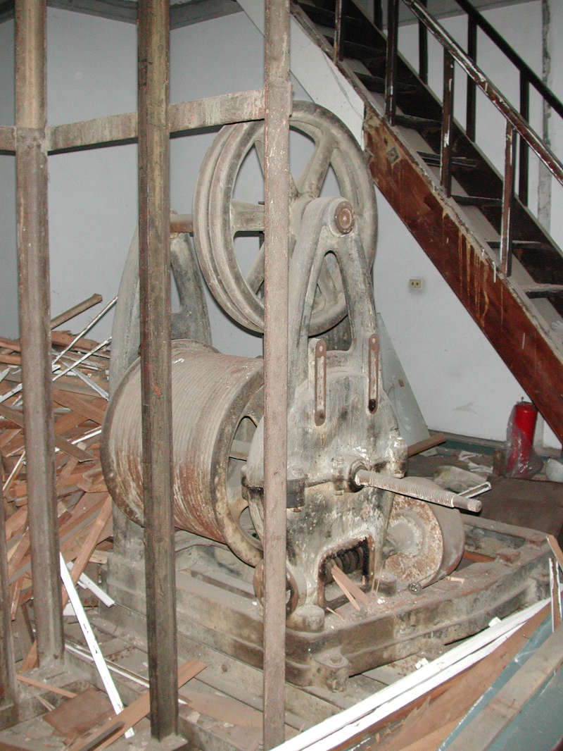 Elevator winch inside the central tower (courtesy of the office of Shiue Chyn)