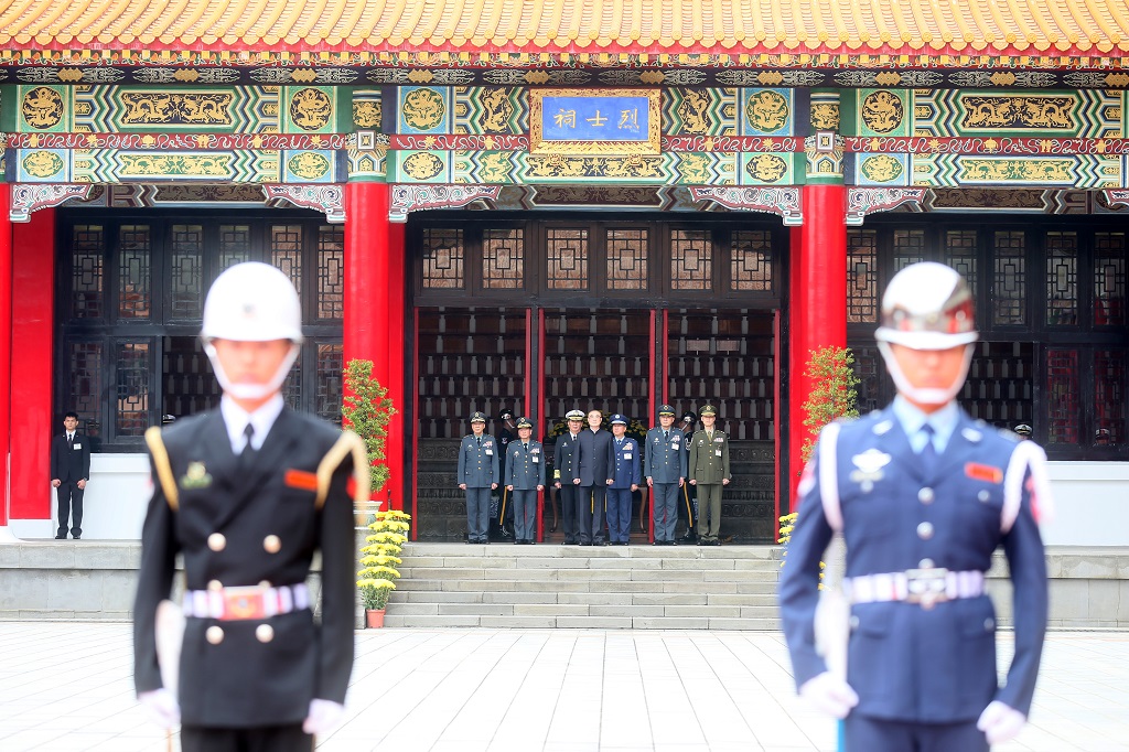 The Minister of National Defense leads the ceremony at the Military-Martyrs' Shrine, accompanied by the chief of the general staff, as well as commanders of the army, navy, air force, the reserve and the military police command.