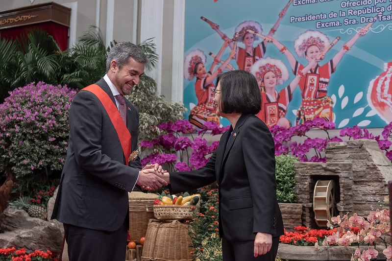 The President confers the Order of Brilliant Jade with Grand Cordon upon a foreign leader of state.