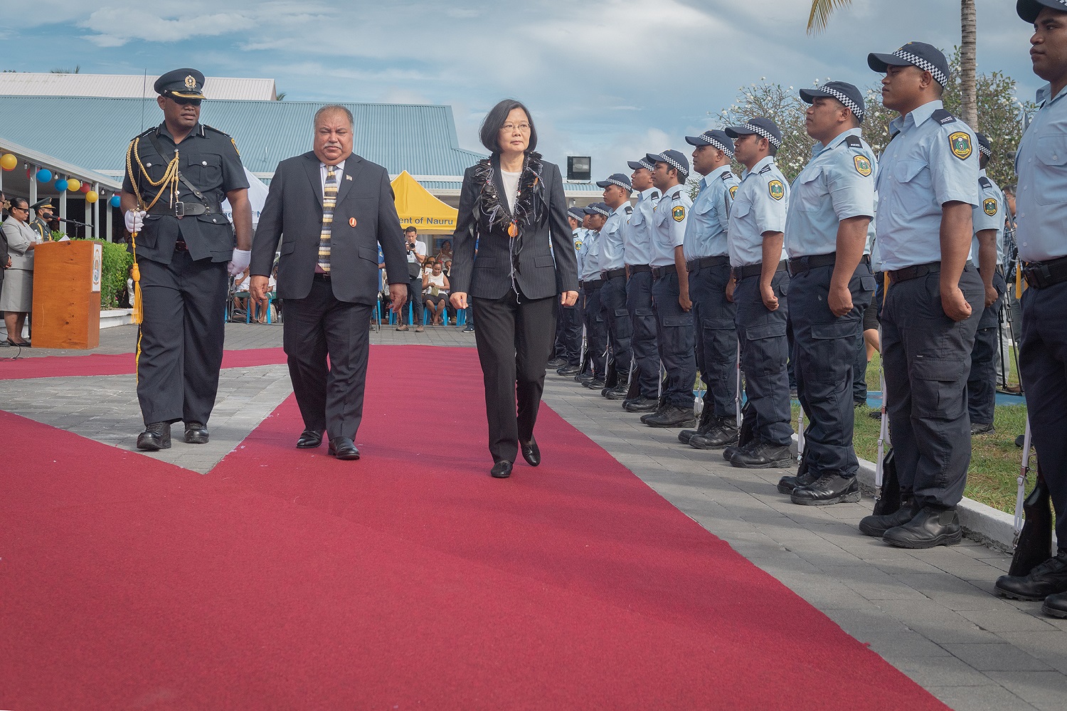 President Tsai attends official welcome ceremony in Nauru and confers Order of Brilliant Jade with Grand Cordon upon President Waqa