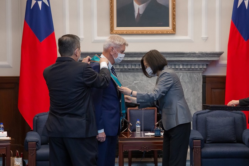 The President is assisted by the Director-General of the Office of the President's Third Bureau to decorate the recipient with a medal.