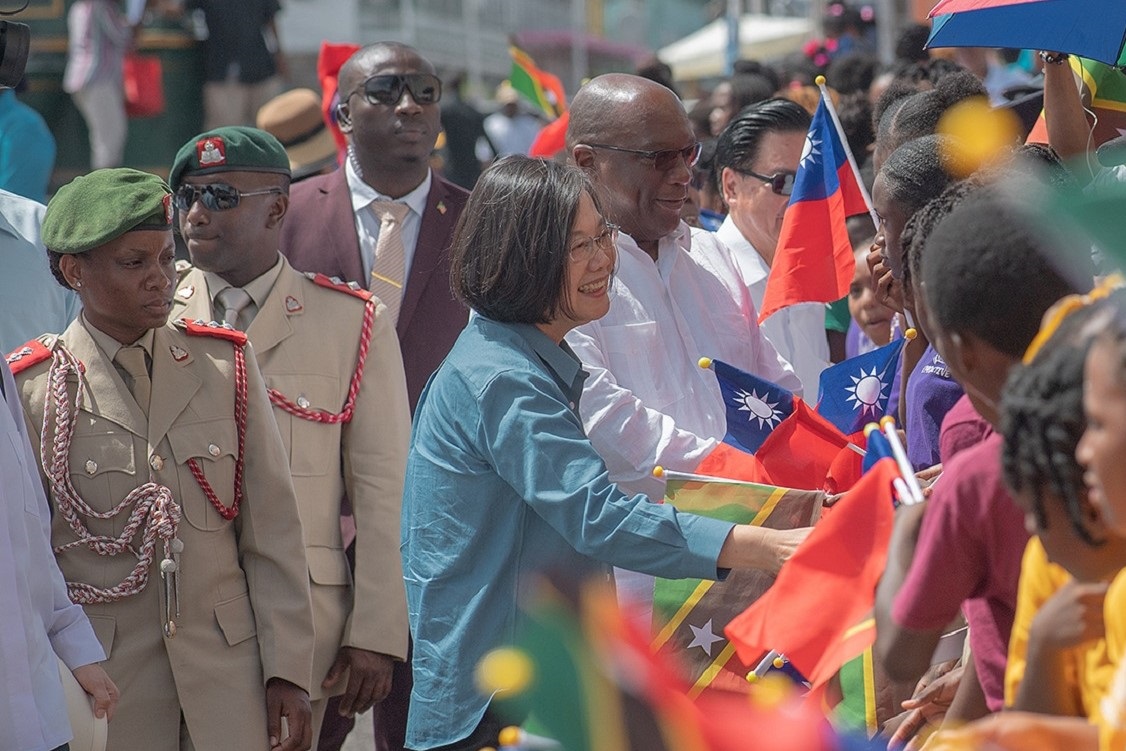 President Tsai hosts luncheon in St. Christopher and Nevis for local political figures and Taiwan tourism industry mission