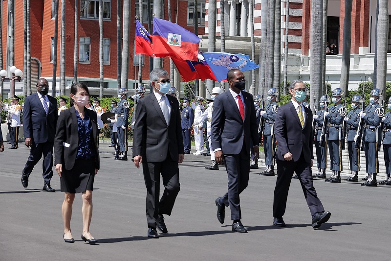 Officials from the Office of the President and the Ministry of Foreign Affairs escort a newly appointed ambassador to the ROC in reviewing the honor guard.