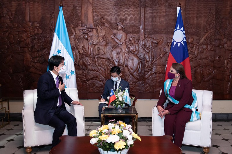 El Vicepresidente Lai se reúne con la Presidenta hondureña Xiomara Castro para mantener conversaciones bilaterales y donar suministros de prevención epidémica