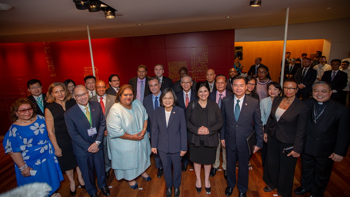 President Tsai meets Taiwan allies' permanent representatives to the United Nations at TECO reception