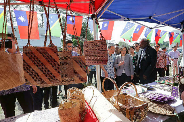 President Tsai visits various handicrafts booths at the site of the future Solomon Islands Crafts Market Centre.