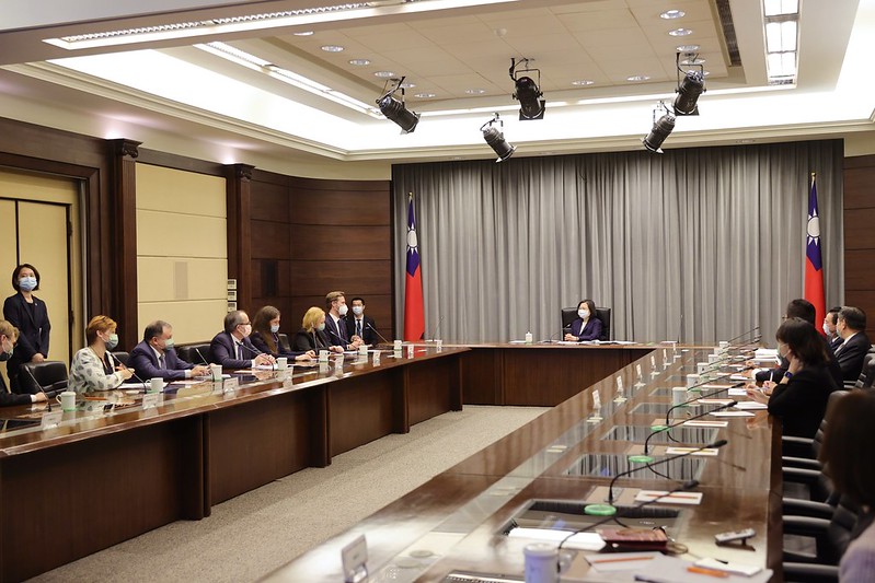 President Tsai meets the IPAC delegation.