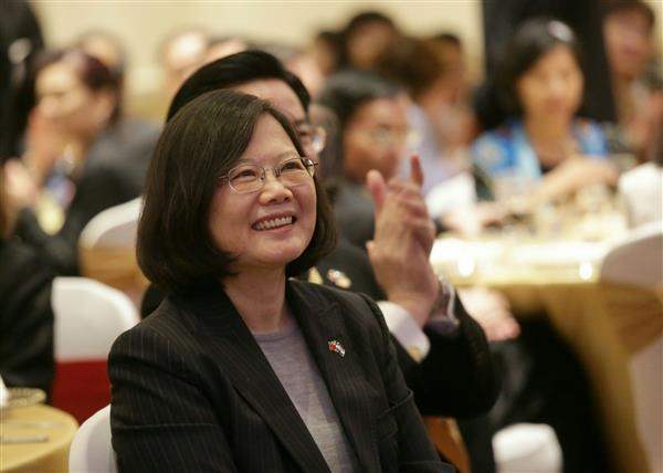 President Tsai takes in performance at a banquet in Honduras with the local Taiwanese expatriate community.
