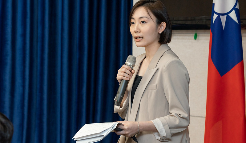 Presidential Office Spokesperson Olivia Lin (林聿禪) opens the press conference. 