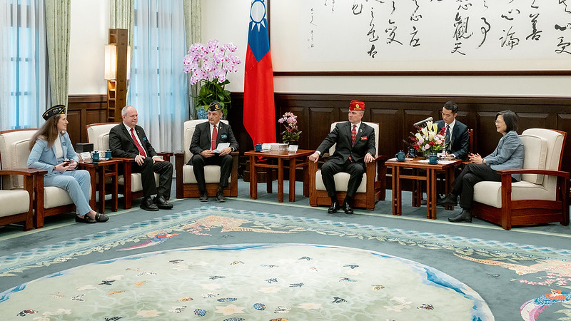 President Tsai exchanges views with a delegation led by American Legion National Commander Daniel J. Seehafer.