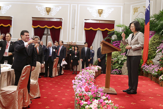 President Tsai raises a toast to Paraguayan President Horacio Cartes.