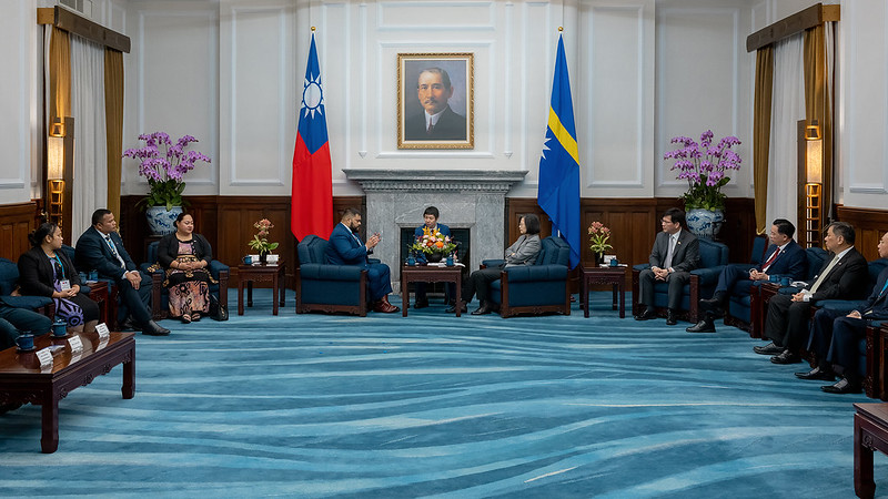 President Tsai exchanges views with President Russ Joseph Kun.