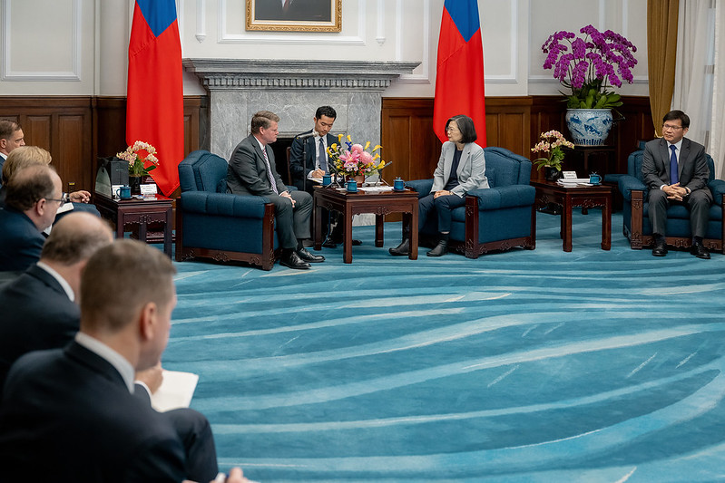 President Tsai Ing-wen exchanges views with Chairman of the Project 2049 Institute Randall Schriver.