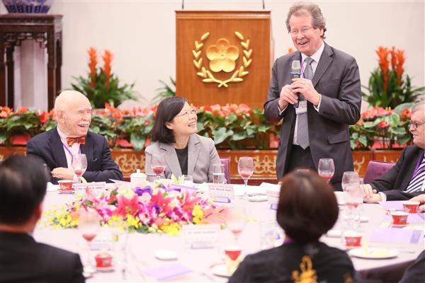 President Tsai hosts a luncheon for members of the international review committee for the Second National Reports of the ICCPR and the ICESCR.