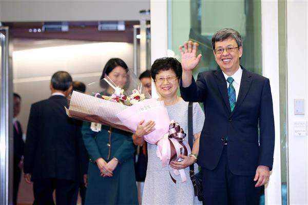 Vice President and Mrs. Chen wave to well-wishers before boarding the aircraft.