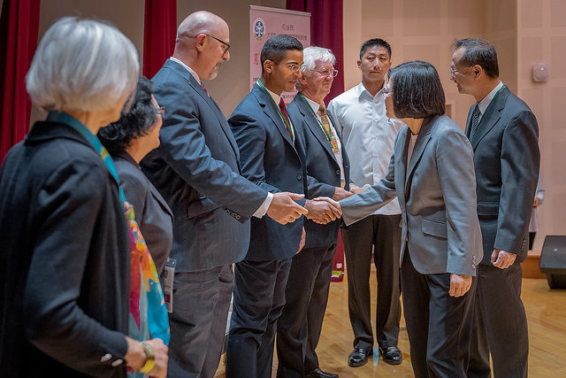President Tsai shakes hands with the participants attending the 2018 International Conference on Constitutional Court and Human Rights Protection.