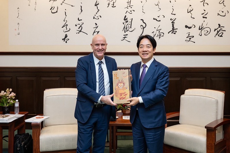 President Lai Ching-te presents International Peace Foundation Founder and Chairman Uwe Morawetz with a gift.