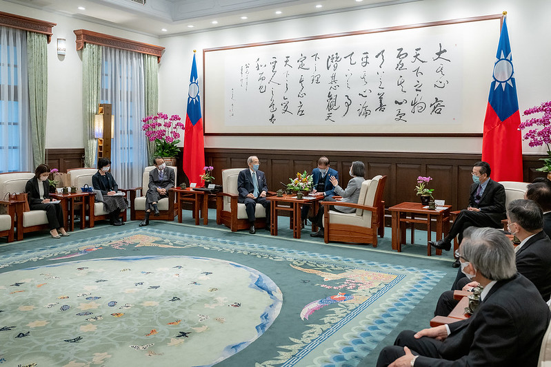 President Tsai exchanges views with Japan-Taiwan Exchange Association Chairman Ohashi Mitsuo.