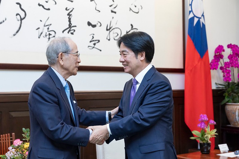 President Lai Ching-te shakes hands with Japan-Taiwan Exchange Association Chairman Ohashi Mitsuo.