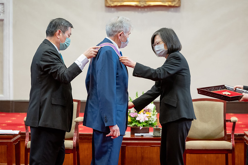 President Tsai Ing-wen presents Paul D. Wolfowitz, Chairman Emeritus of USTBC, with the Order of Brilliant Star with Grand Cordon.
