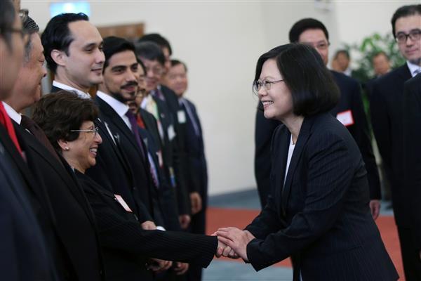 President Tsai shakes hands with the ambassadors of the four Central American diplomatic allies that she is scheduled to visit.