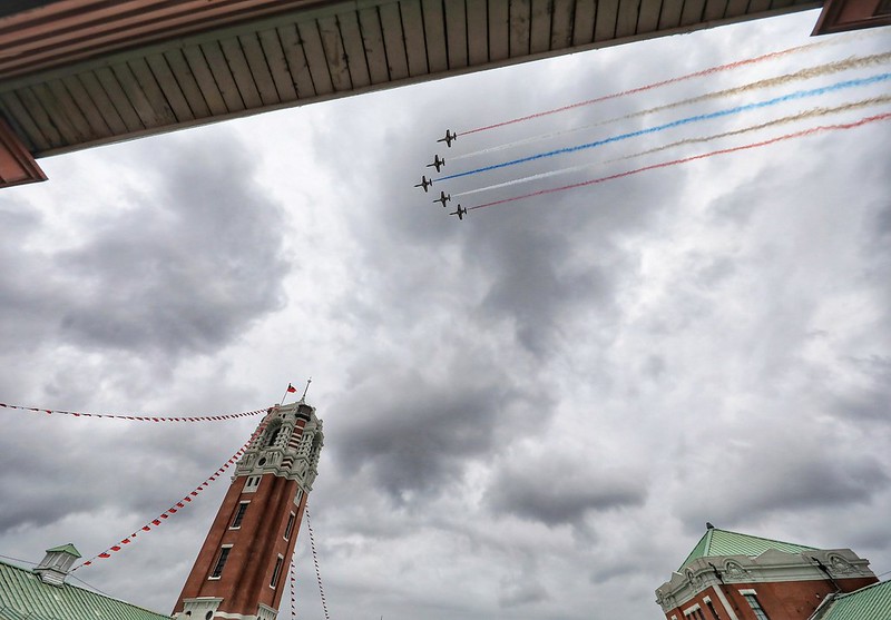 The ROC Air Force Thunder Tiger Team passes over the Presidential Office Building.
