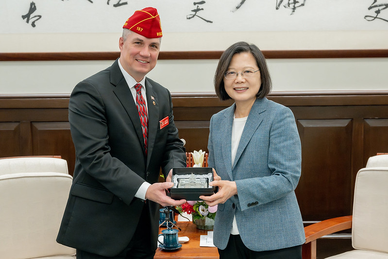 American Legion National Commander Daniel J. Seehafer presents President Tsai Ing-wen with a gift.
