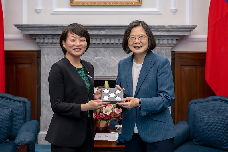 Director of the Youth Division of Japan’s Liberal Democratic Party Suzuki Takako presents President Tsai Ing-wen with a gift.