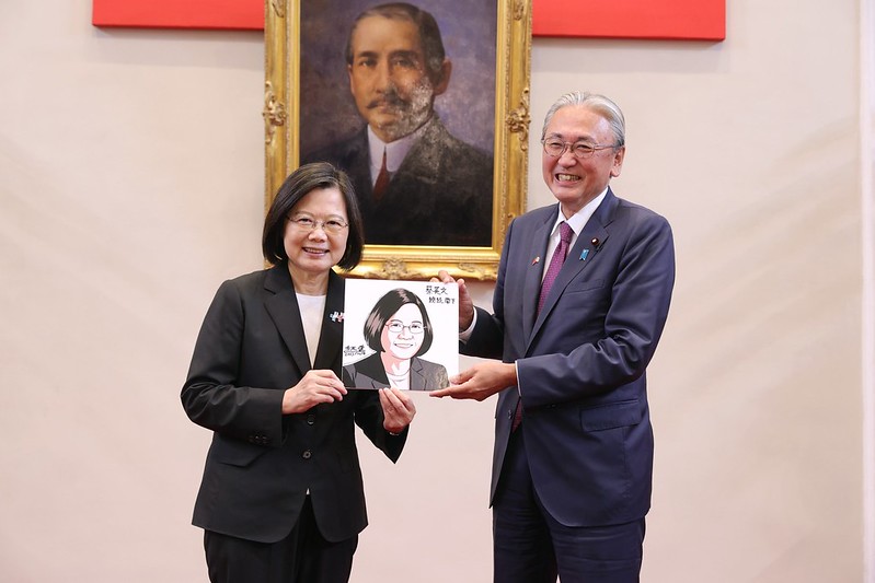Japan-ROC Diet Members' Consultative Council Chairman Furuya Keiji presents President Tsai Ing-wen with a gift.