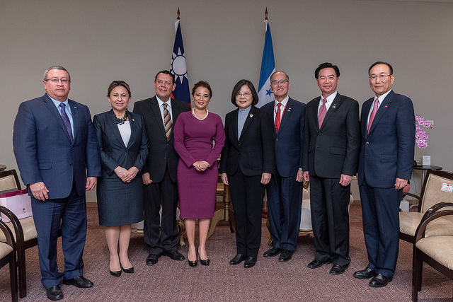 President Tsai poses for a group photo with Honduran Vice President Olga Alvarado after bilateral talks in Paraguay.