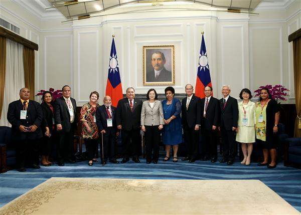President Tsai Ing-wen meets with Republic of Nauru President Baron Divavesi Waqa.