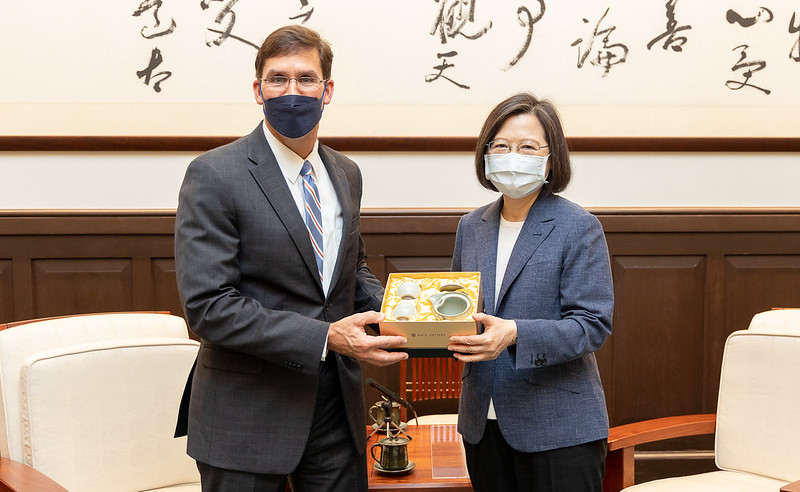 President Tsai presents former US Secretary of Defense Mark Esper with a gift.