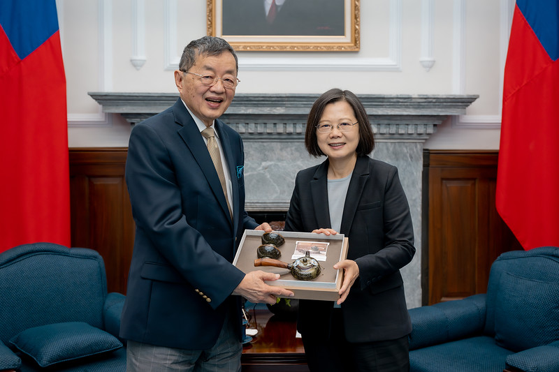 President Tsai Ing-wen presents National Resilience Vice Chairman Patrick Y. Yang with a gift.