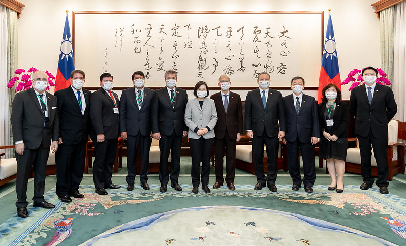 President Tsai poses for a photo with a delegation led by President of the Chamber of Deputies of Paraguay Carlos María López López.