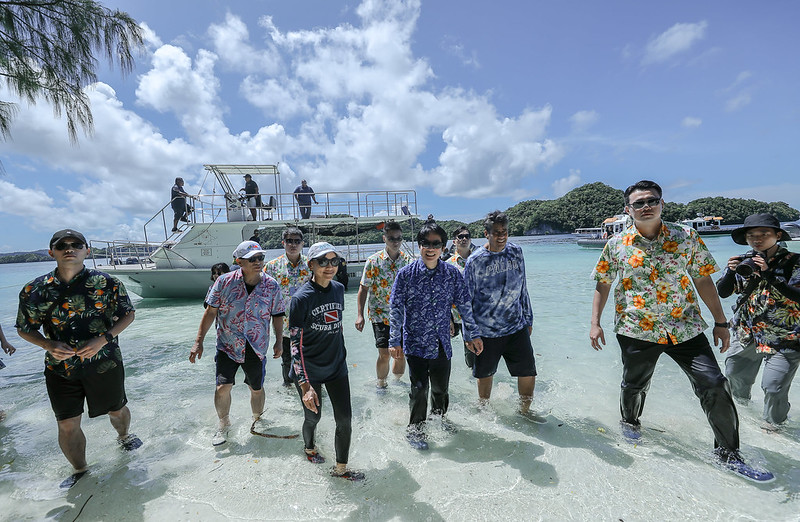 Vice President Lai Ching-te visits the Rock Islands Southern Lagoon.